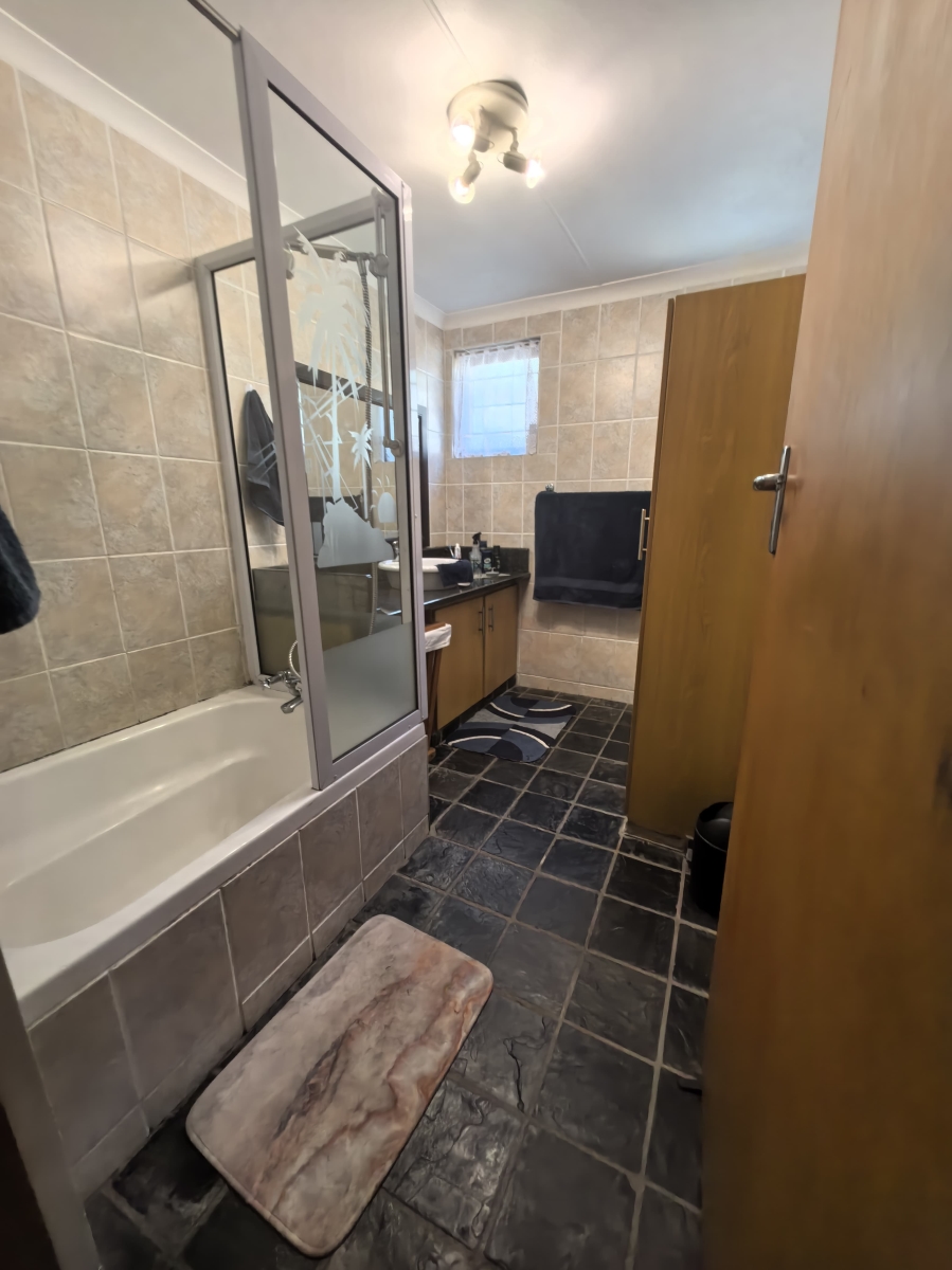 5 Bedroom Property for Sale in Fraaiuitsig Western Cape